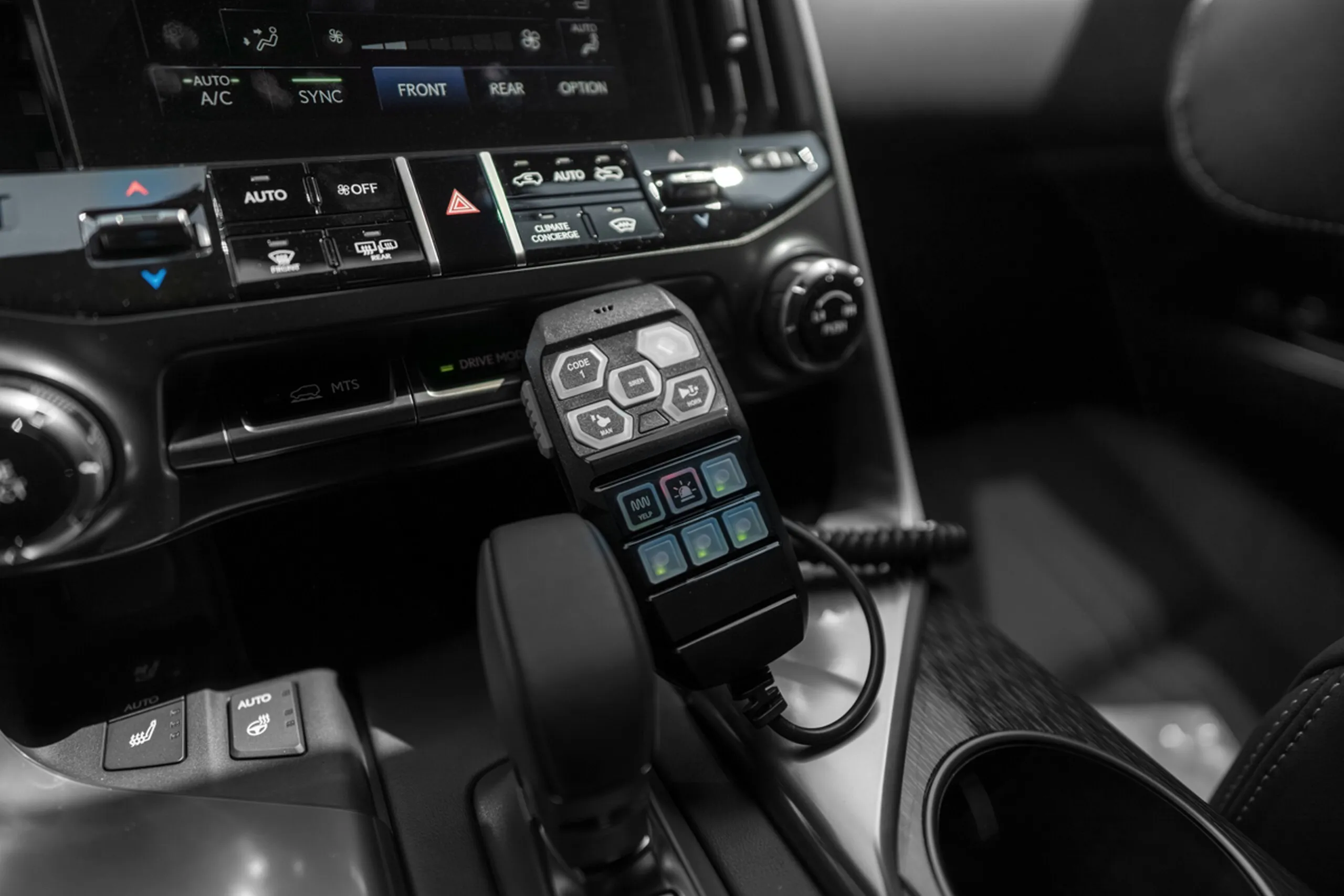 Vị trí người lái được bổ sung một số tính năng cơ bản như hệ thống liên lạc khẩn cấp, các phím bấm chức năng của đèn khẩn cấp, đèn pha áp chế, còi hụ...