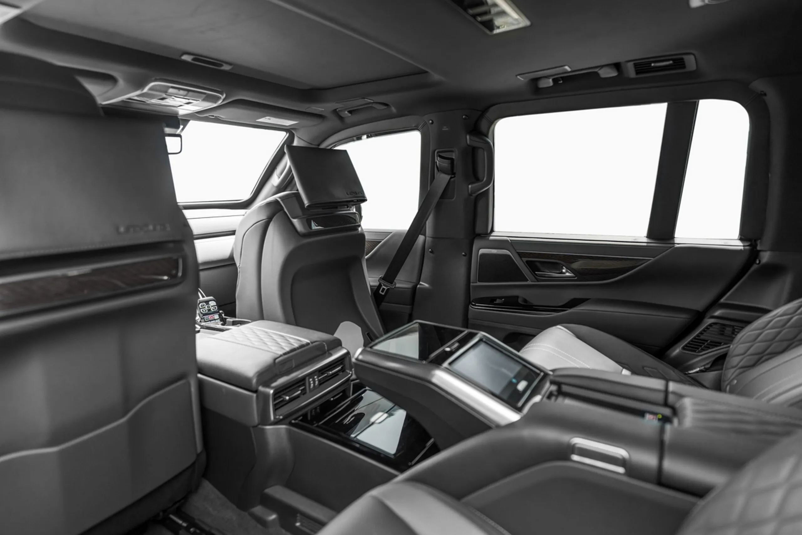 Chiếc xe được nâng cấp từ nền tảng LX 700h Ultra Luxury, bao gồm 2 ghế thương gia độc lập ở phía sau, tích hợp máy tính bảng, đệm để chân và khả năng ngả lưng ghế 48°.