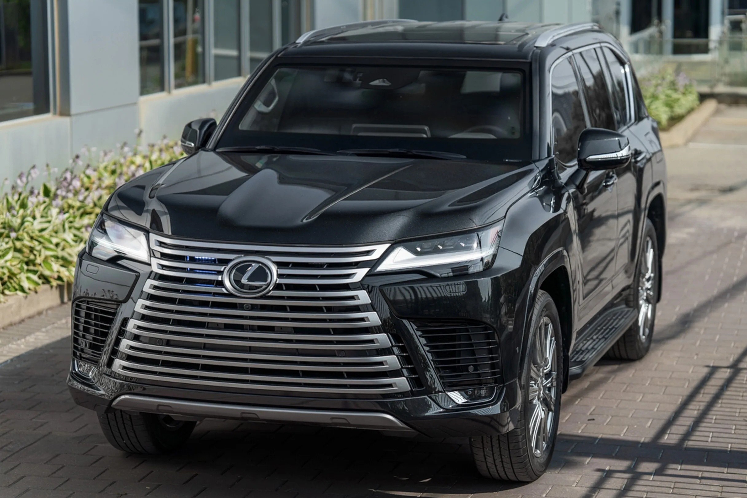 Về ngoại hình, mẫu SUV chống đạn này không khác nhiều so với phiên bản thương mại nhằm tránh gây sự chú ý. Tuy nhiên, phần đầu xe được bổ sung đèn ưu tiên, hệ thống đèn áp chế tích hợp chế độ nhấp nháy nhanh (strobe) nhằm gây chói mắt...