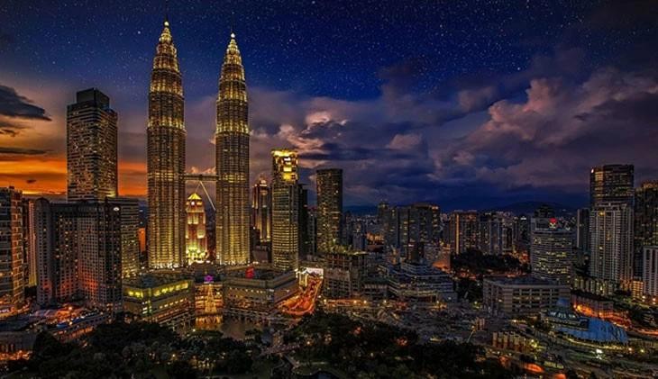 Khung cảnh đô thị của Kuala Lumpur với điểm nhấn là tháp đôi Petronas. Thành phố xếp thứ 8 trong danh sách năm 2026. (Nguồn: Furama Hotels).