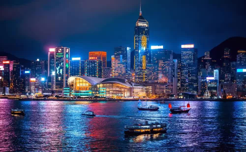 Khung cảnh đường chân trời nổi bật của Hong Kong (Trung Quốc) bên bến cảng Victoria. Thành phố tiếp tục là một trong những biểu tượng đô thị ấn tượng nhất châu Á. (Nguồn: Traveloka).