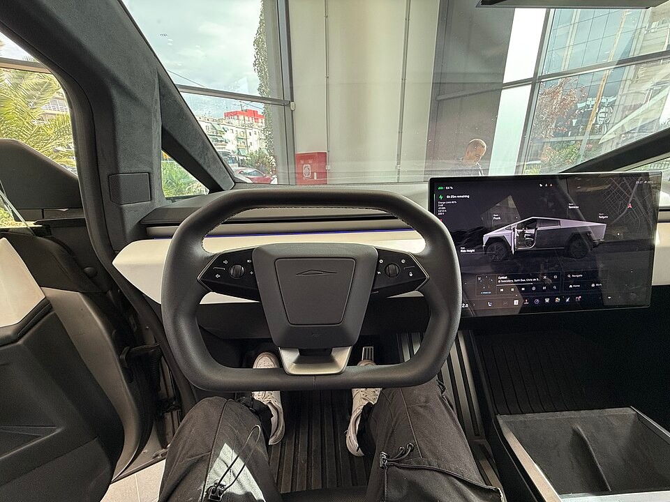 Nội thất bên trong chiếc Tesla Cybertruck với vô-lăng dạng yoke, thiết kế gần giống cần lái trên máy bay. Ảnh: Wikkimedia Commons