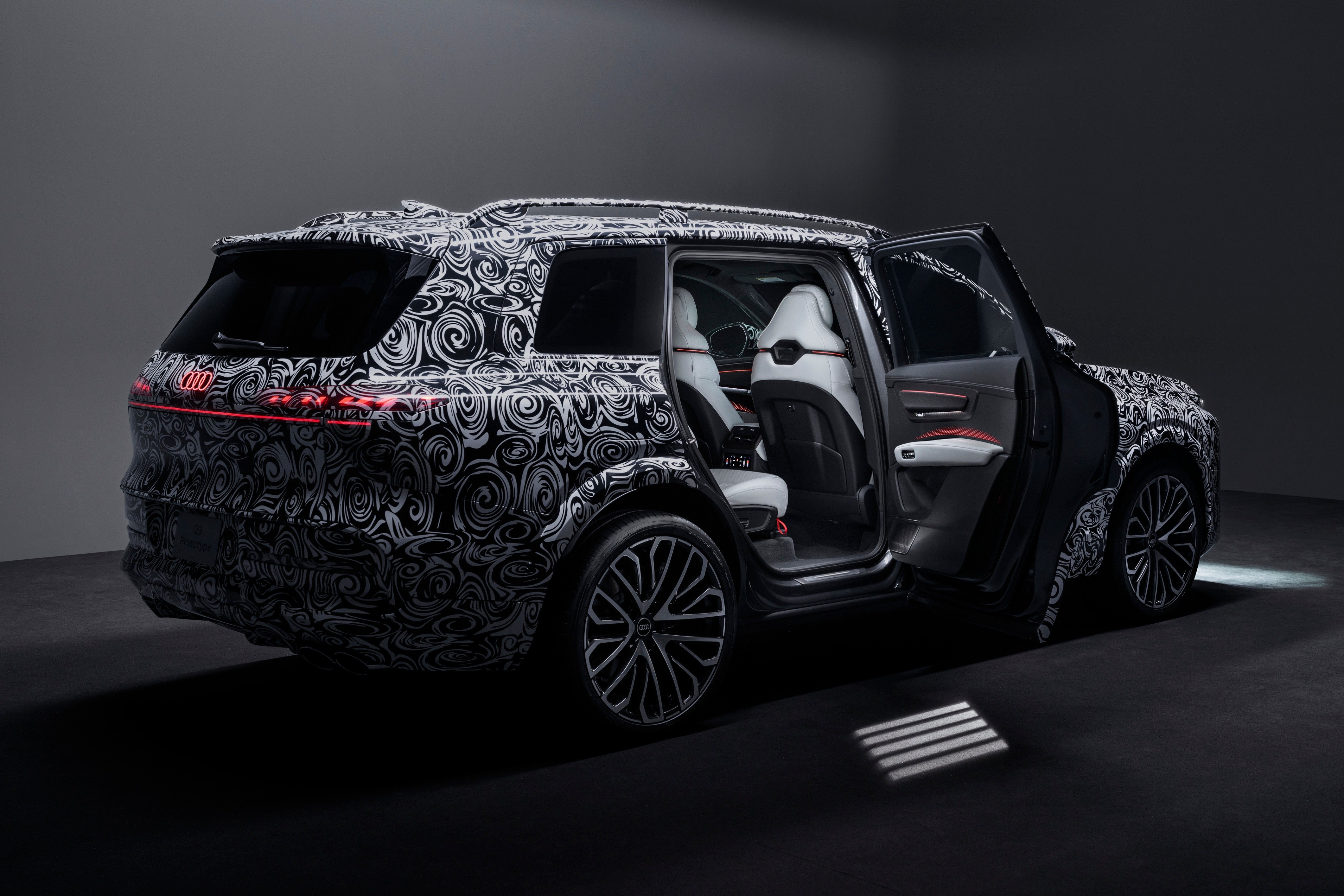 Với những nâng cấp ấn tượng dành cho mẫu SUV này, Audi đặt ra tham vọng dẫn đầu trong phân khúc xe hạng sang cỡ lớn, đặc biệt là khi mẫu sedan Audi A8 đã tạm thời dừng sản xuất. Theo một số nguồn tin, Audi Q9 sẽ được giới thiệu toàn cầu vào tháng 7/2026.