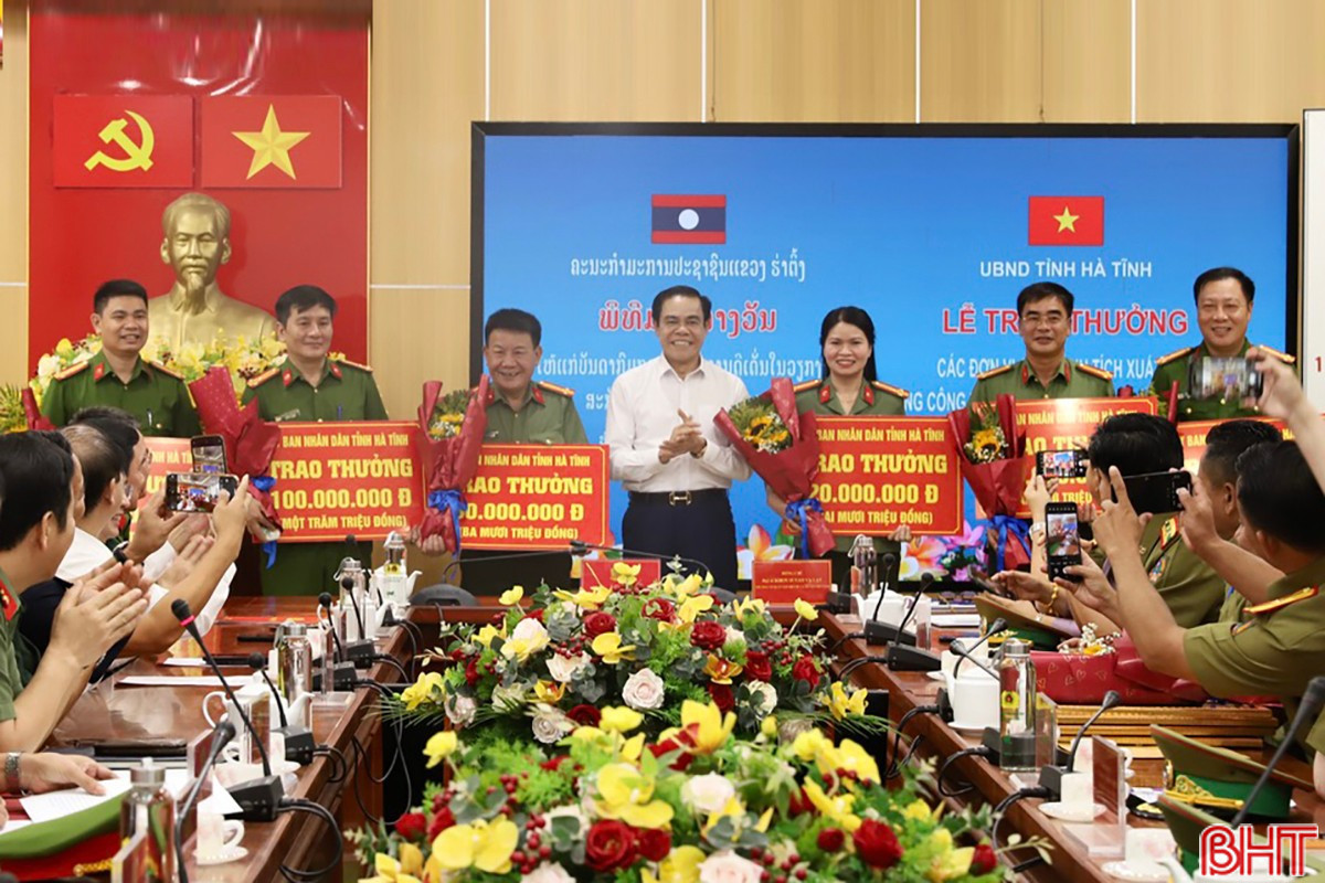 trao thưởng nóng của UBND tỉnh cho các phòng thuộc Công an Hà Tĩnh.jpeg