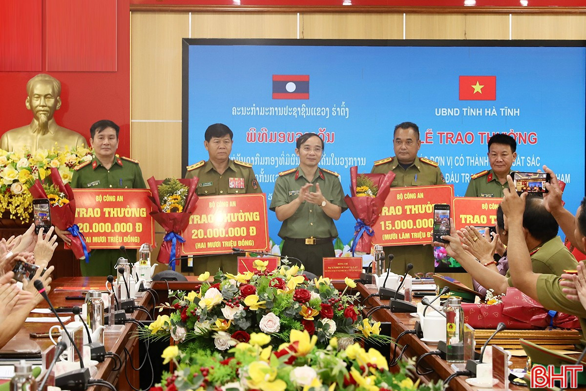 Thừa uỷ quyền của Bộ trưởng Bộ Công an, đồng chí Giám đốc Công an tỉnh trao thưởng nóng cho các tập thể thuộc công an Lào và Công an Hà Tĩnh.jpeg