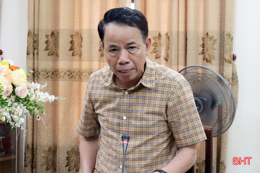 Giám đốc Sở Nội vụ Lê Minh Đạo báo cáo nội dung tại cuộc họp. bqbht_br_img-1638.jpg
