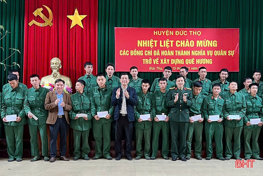 Lãnh đạo huyện Đức Thọ gặp mặt, tặng quà, động viên, biểu dương các công dân hoàn thành nghĩa vụ quân sự trở về địa phương năm 2025. bqbht_br_dt-1.jpg