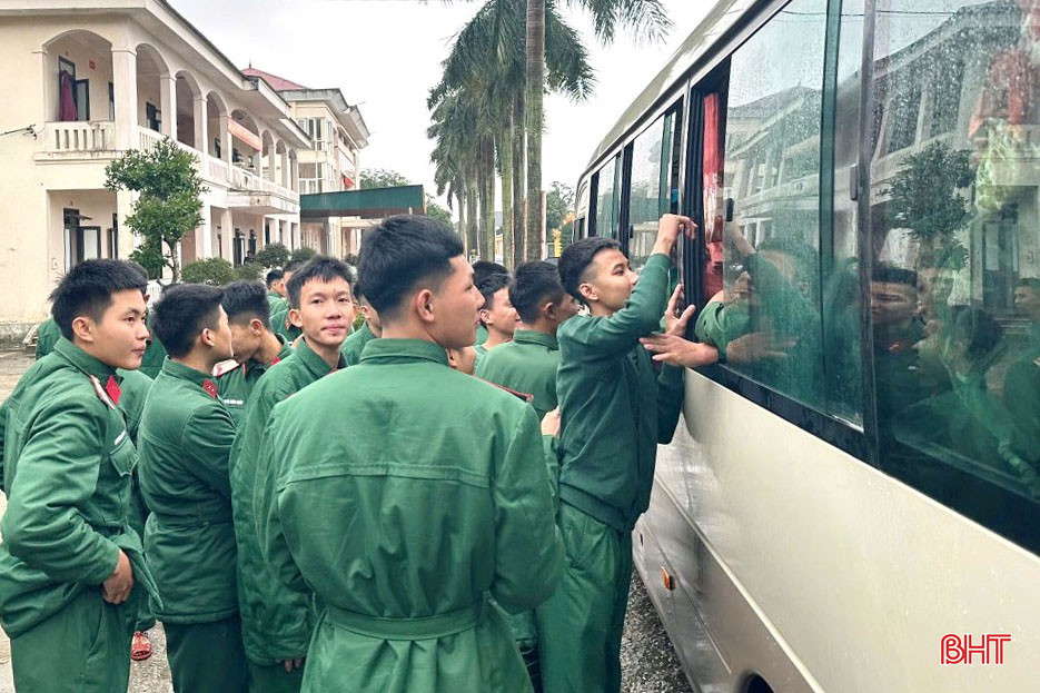 Quang cảnh lưu luyến, bịn rịn của những người lính lúc chia tay ra quân. bqbht_br_anh-12-1.jpg