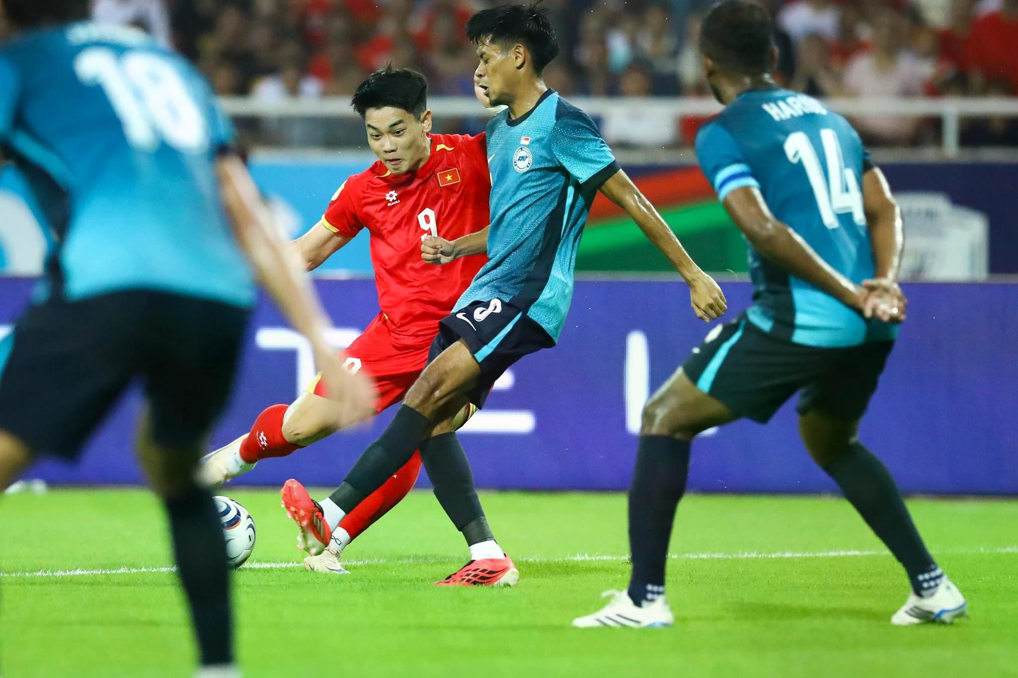 Tối 31/7, trước Singapore ở trận thứ hai của tuyển Việt Nam tại ASEAN Cup 2026, Đình Bắc đá chính sau màn trình diễn thăng hoa trong trận mở màn. Nhưng trận này, anh không thể hiện được nhiều.