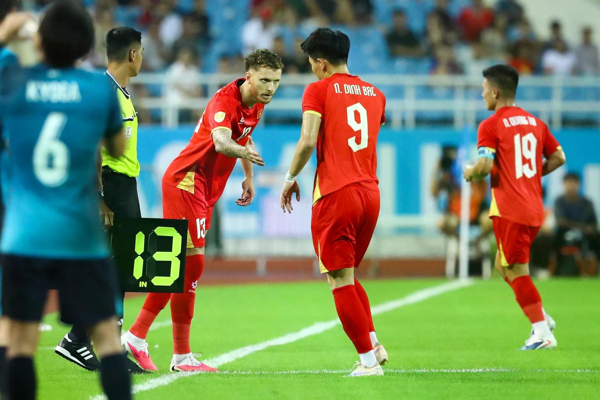 Nhưng ở ngoài sân, HLV Kim Sang-sik không nghĩ như vậy. Ông cho rằng Đình Bắc không hoàn thành nhiệm vụ và rút anh khỏi sân ở phút 41, thay bằng cầu thủ nhập tịch Nguyễn Tài Lộc. Đây là một quyết định thay người hiếm khi xảy ra trong bóng đá chuyên nghiệp. Thông thường, HLV chỉ thay người từ hiệp hai. Các quyết định thay người ngay hiệp một thường chỉ dùng trong tình huống đặc biệt hoặc khi có chấn thương.