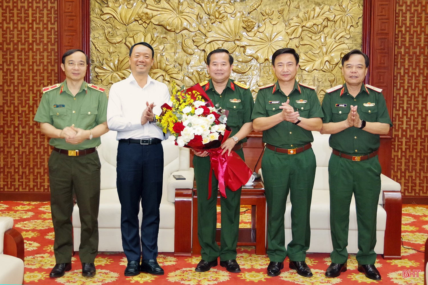 Lãnh đạo Bộ Tư lệnh Quân khu 4, tỉnh Hà Tĩnh tặng hoa chúc mừng Đại tá Nguyễn Xuân Thắng.