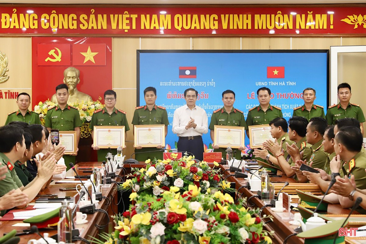 chủ tịch UBND tỉnh trao bằng khen cho 9 cá nhân Công an tỉnh hà Tĩnh.jpeg