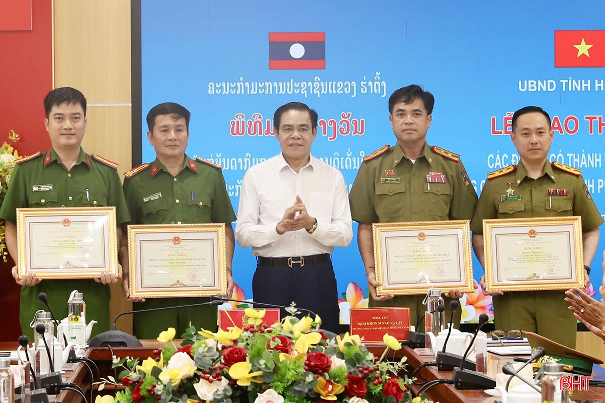 trao bằng khen của Chủ tịch UBND tỉnh cho 4 tập thể (2).jpeg