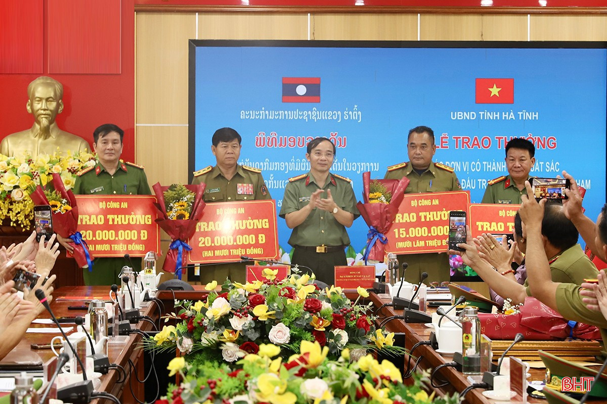 Thừa uỷ quyền của Bộ trưởng Bộ Công an, đồng chí Giám đốc Công an tỉnh trao thưởng nóng cho các tập thể thuộc công an Lào và Công an Hà Tĩnh.jpeg