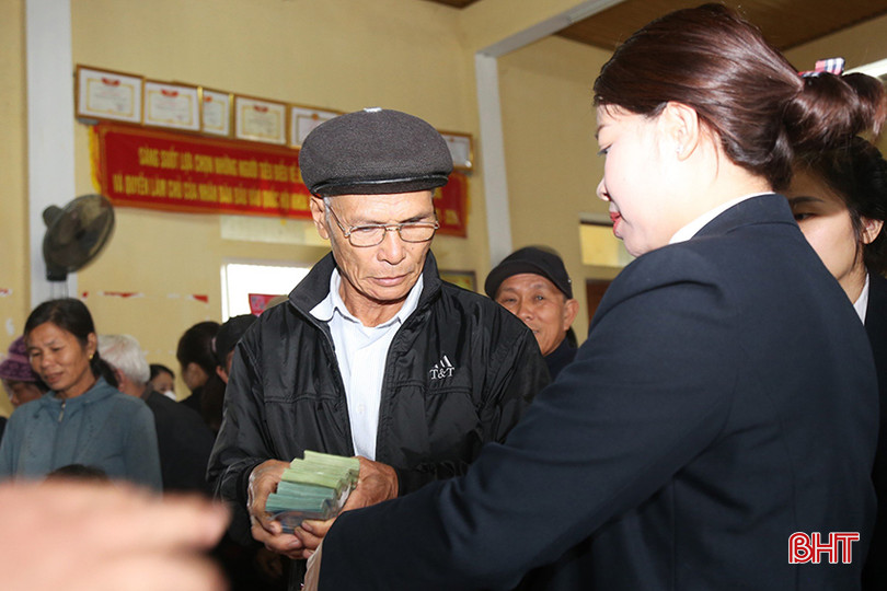 314 hộ dân thôn 3 thôn Hoà Bình, Việt Yên và Trung Trinh (xã Việt Tiến) nhận chi trả tiền giải phóng mặt bằng dự án VSIP.