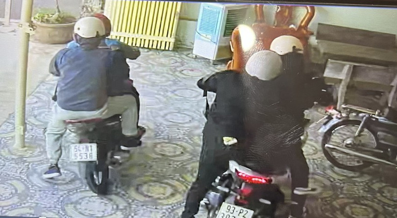 Nhóm 4 người xông vào cướp tiệm vàng. Ảnh: Người dân cung cấp