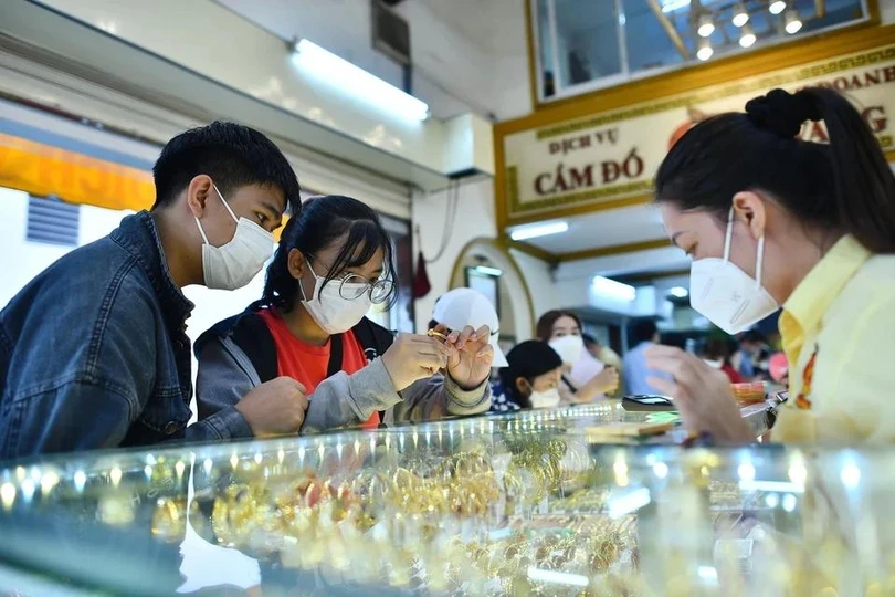 Giá vàng giảm mạnh trong phiên giao dịch ngày 13/3. Ảnh: Phạm Ngôn.