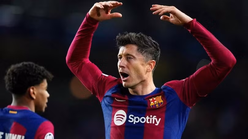 Lewandowski ghi bàn ấn định chiến thắng 3-1 cho Barca trước Napoli.
