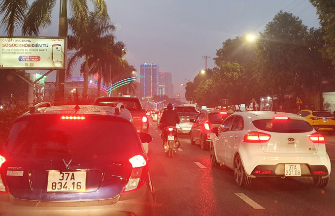 Tắc đường ở TP Vinh hồi đầu năm 2023. Ảnh: Đức Hùng Tắc đường ở TP Vinh hồi đầu năm 2023. Ảnh: Đức Hùng