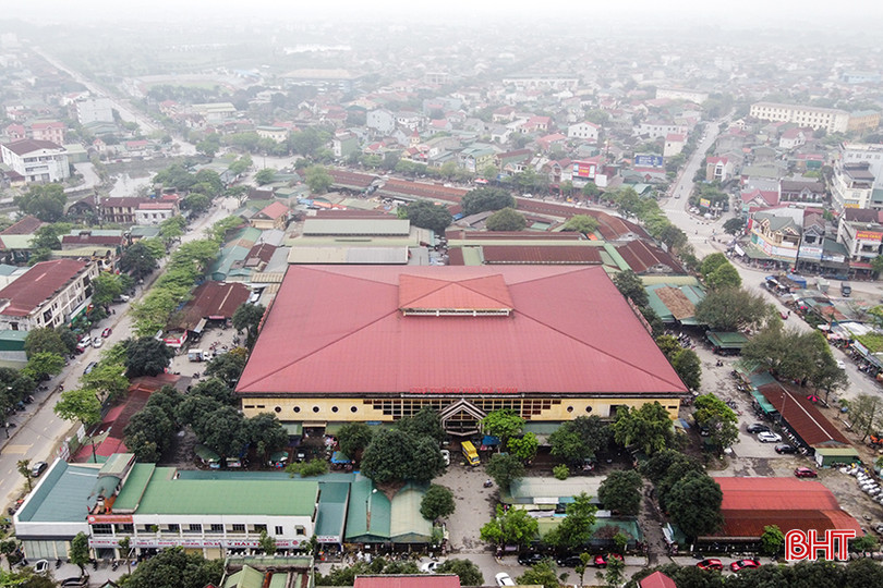 3 tuyến đường Ngô Đức Kế, Nguyễn Chí Thanh, Hà Tôn Mục bao quanh chợ TP Hà Tĩnh đang được chỉnh trang, nâng cấp đồng bộ. Ảnh: Lê Tuấn 1.jpg