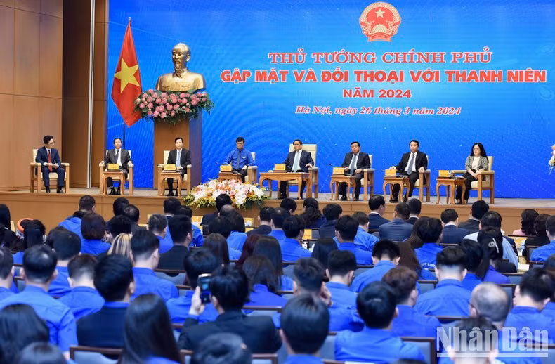 Quang cảnh buổi gặp mặt, đối thoại với thanh niên.