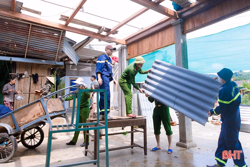 Một số hình ảnh CBCS Công an giúp dân khắc phục hậu quả lốc xoáy (9).jpg