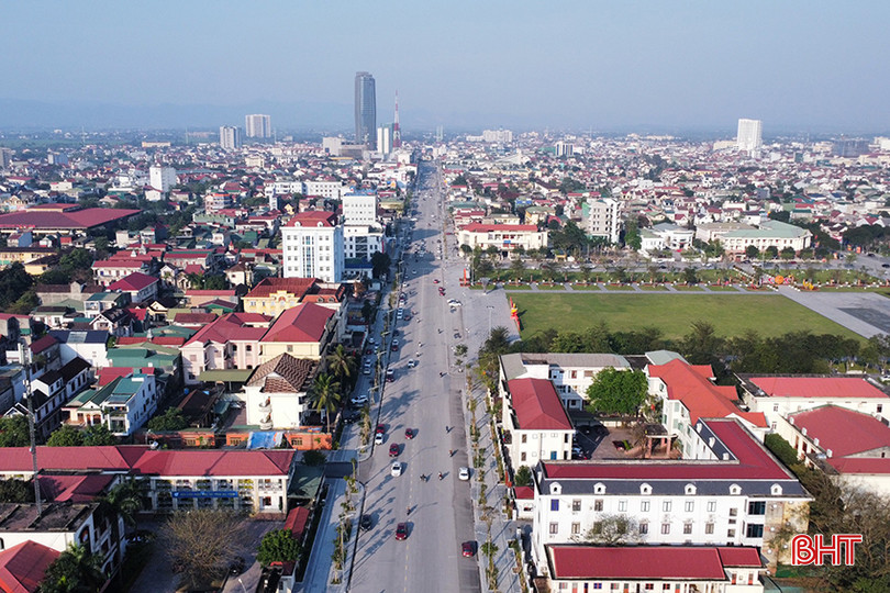 Con đường ấy, đại lộ trong lòng người Thành Sen ấy chính là con đường Phan Đình Phùng, TP Hà Tĩnh z5224650793245_fbdddb61a083dd2f7a540fba909a111c.jpg