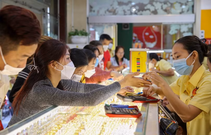 Trong bối cảnh giá vàng đang dần hồi phục, nhiều nhà đầu tư đang có tâm lý bán ra, song cũng nhiều người có ý định mua vàng để đầu tư. Ảnh minh họa