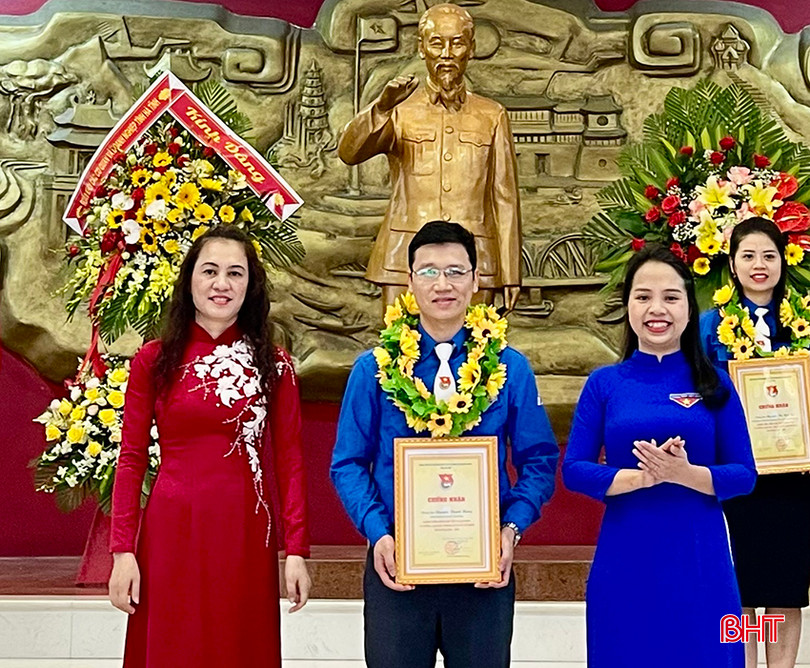 Đồng chí Hà Thị Sâm – Phó Bí thư Đảng ủy và Bí thư Đoàn khối Phan Thị Quỳnh Hương trao hoa và chứng nhận tuyên dương 15 gương thanh niên tiên tiến làm theo lời Bác.