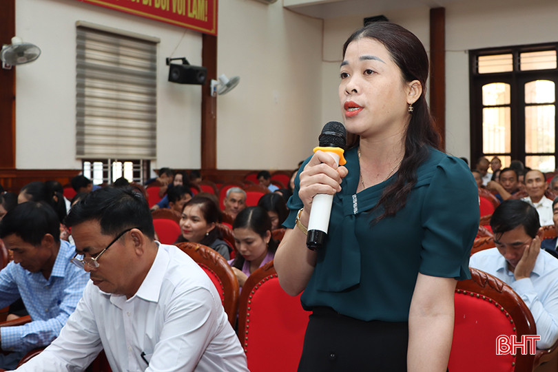 Chị Nguyễn Thị Giang - Bí thư Chi bộ, Trưởng ban Công tác mặt trận thôn Yên Bình, xã Cẩm Bình: Đề nghị huyện hướng dẫn để các thôn tiếp cận và thụ hưởng chính sách hỗ trợ xây dựng khu dân cư kiểu mẫu, phân loại và xử lý rác thải. IMG_0410.JPG