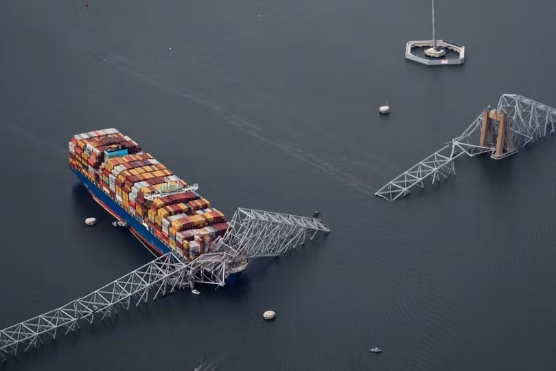 Cấu trúc bằng thép của cầu Francis Scott Key vắt ngang qua tàu container Dali ở Baltimore sau cú đâm cực mạnh. Ảnh: New York Times.