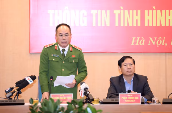 Thiếu tướng Nguyễn Thanh Tùng, Phó Giám đốc Công an TP Hà Nội trao đổi tại buổi họp báo.