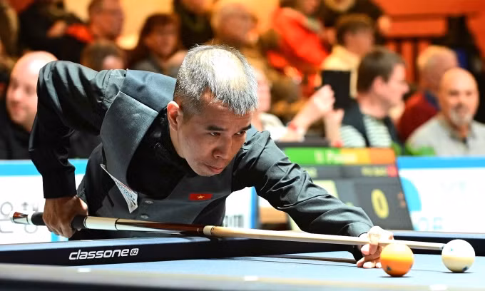 Trần Quyết Chiến trong ván đấu với Tayfun Tasdemir, tại trận cuối vòng bảng giữa Việt Nam và Thổ Nhĩ Kì ở giải carom 3 băng đồng đội thế giới tại Viersen, Đức, ngày 23/3/2024. Ảnh: Billard1