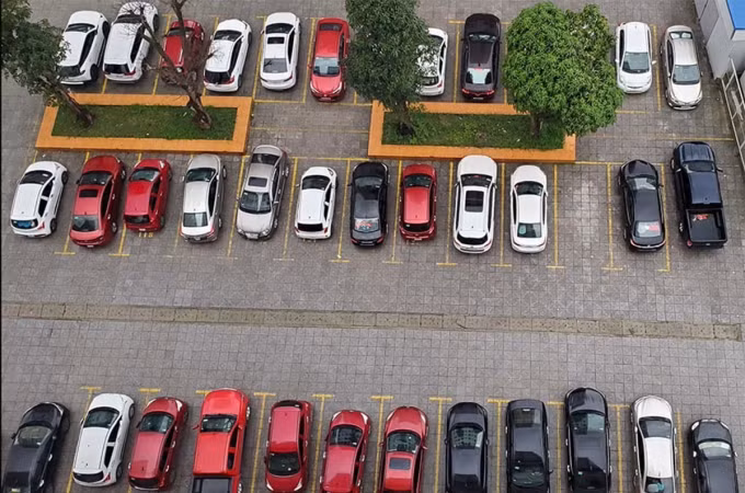 Ôtô đỗ tại sảnh của một chung cư ở TP Vinh. Ảnh: Quốc Huy