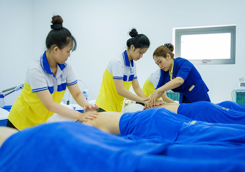 Giảng viên tại Seoul Academy “cầm tay chỉ việc” Seoul Academy 2.jpg