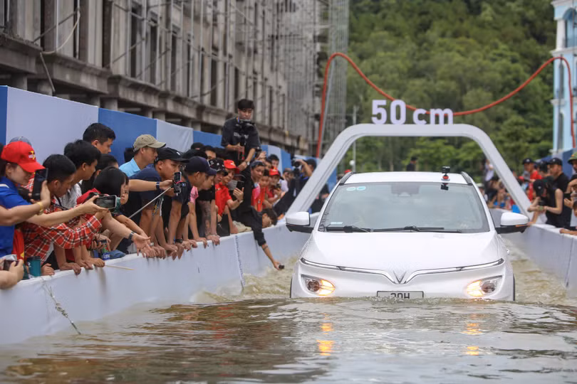 Xe điện VinFast được trang bị bộ pin đạt chuẩn IP67, cho phép lội nước trong khoảng 30 phút với mực nước ngập lên đến 1 mét. Ảnh: Bối Hạ.