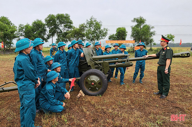 Trung tá Đặng Xuân Hà, Chính trị viên phó, Ban CHQS huyện Nghi Xuân kể chuyện về lực lượng pháo binh tham gia chiến dịch Điện Biên Phủ. z5410225788267_8e538252a41b89a1f2dddd10fb167d9f.jpg