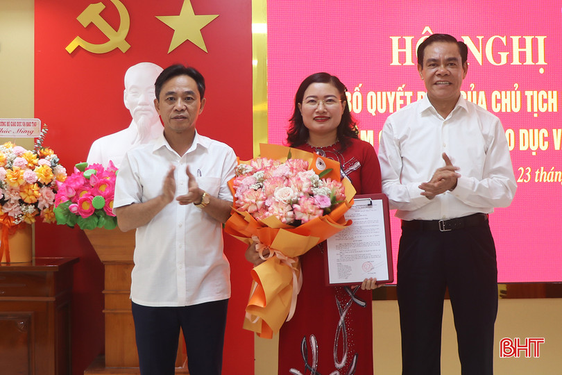 Phó Bí thư Thường trực Tỉnh ủy Trần Thế Dũng, Chủ tịch UBND tỉnh Võ Trọng Hải trao quyết định, tặng hoa chúc mừng tân Giám đốc Sở GD&ĐT. IMG_4104.JPG
