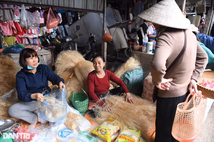 Nhiều gia đình có mức sống trung bình thường mua thực phẩm ở chợ dân sinh (Ảnh: Toàn Vũ).