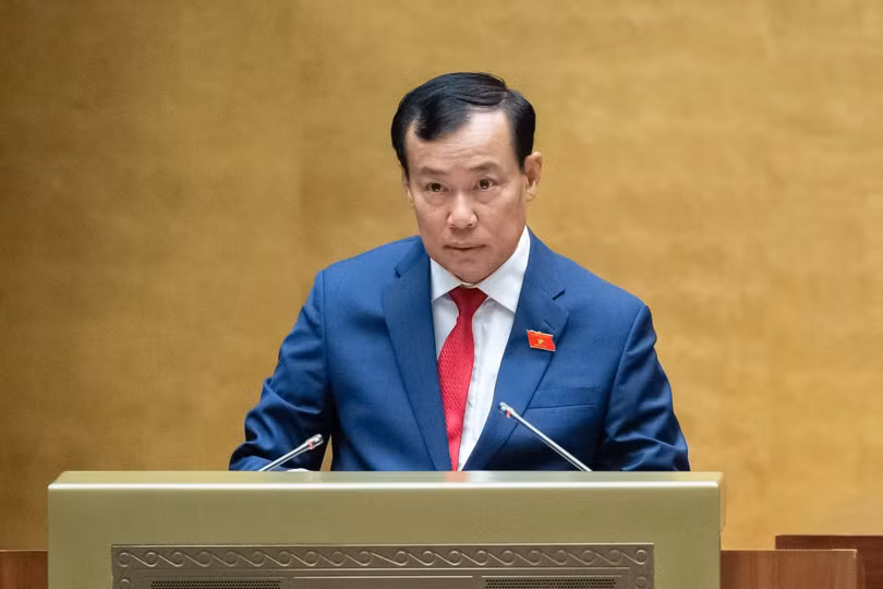 Ủy viên Ủy ban Thường vụ Quốc hội, Chủ nhiệm Ủy ban Quốc phòng và An ninh của Quốc hội trình bày báo cáo giải trình, tiếp thu, chỉnh lý dự thảo Luật Đường bộ.