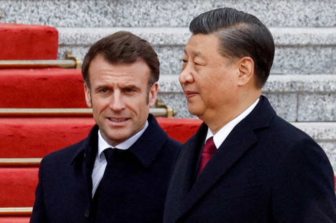 Tổng thống Pháp Emmanuel Macron (trái) và Chủ tịch Trung Quốc Tập Cận Bình tại Bắc Kinh hồi tháng 4/2023. Ảnh: Reuters Tổng thống Pháp Emmanuel Macron (trái) và Chủ tịch Trung Quốc Tập Cận Bình tại Bắc Kinh hồi tháng 4/2023. Ảnh: Reuters
