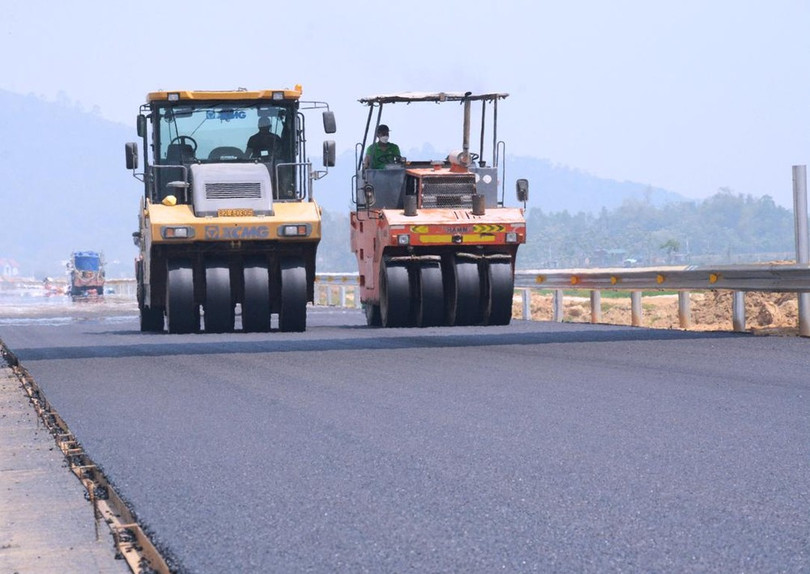 Nhà thầu thi công thảm nhựa nền đường cao tốc. (Ảnh: Việt Hùng/Vietnam+) Nhà thầu thi công thảm nhựa nền đường cao tốc. (Ảnh: Việt Hùng/Vietnam+)