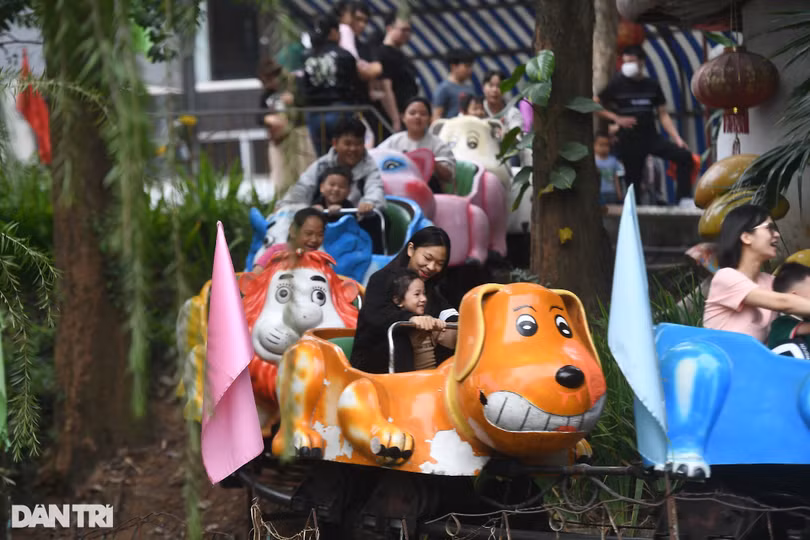 Vui chơi tại công viên, các địa điểm công cộng là một phương án tiết kiệm được nhiều gia đình ở Hà Nội lựa chọn (Ảnh: Toàn Vũ).