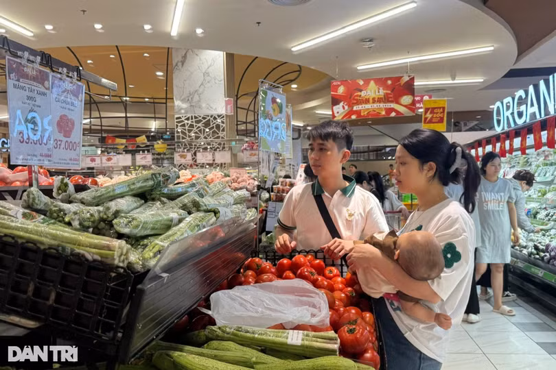 Một gia đình trẻ ở Hà Nội đang mua sắm thực phẩm (Ảnh: Hồng Anh).