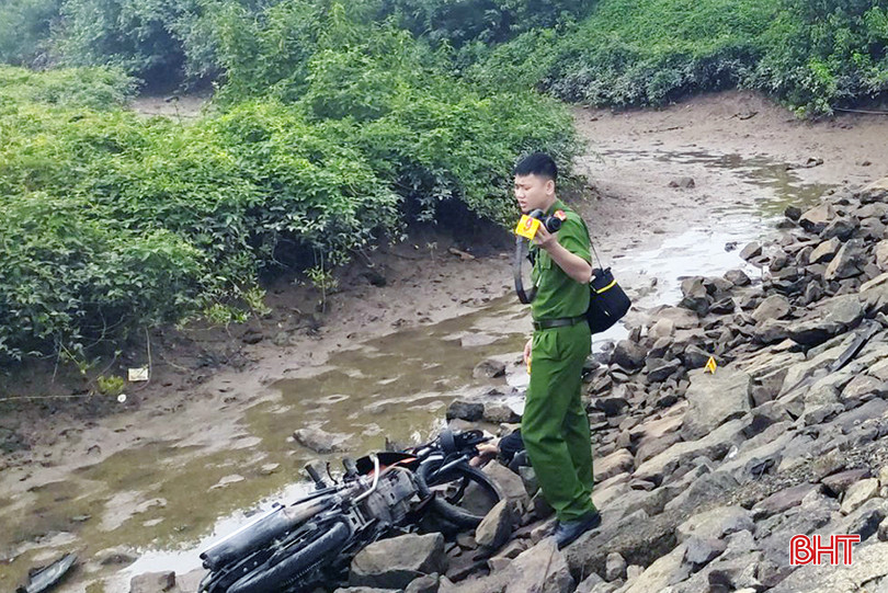 Lực lượng chức năng tiến hành khám nghiệm hiện trường.