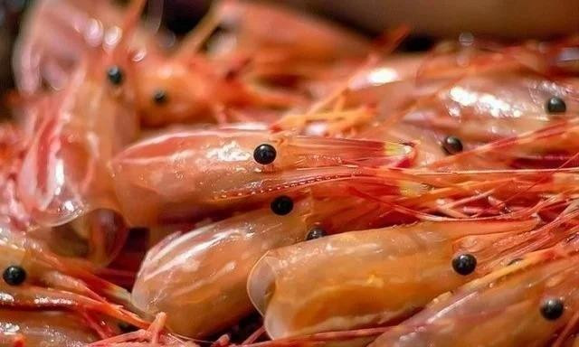 Đầu tôm là nơi chứa nhiều chất bẩn, ký sinh trùng nhưng thường xuyên bị lầm tưởng là tốt cho sức khoẻ. Đầu tôm là nơi chứa nhiều chất bẩn, ký sinh trùng nhưng thường xuyên bị lầm tưởng là tốt cho sức khoẻ.