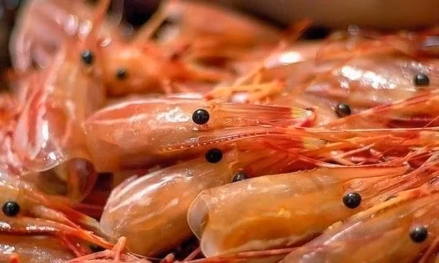 Đầu tôm là nơi chứa nhiều chất bẩn, ký sinh trùng nhưng thường xuyên bị lầm tưởng là tốt cho sức khoẻ.