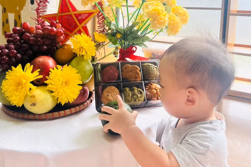 Chị Hoa có thêm bé thứ ba nên chi phí sinh hoạt trong nhà tăng hơn thời gian trước (Ảnh: Nhân vật cung cấp).