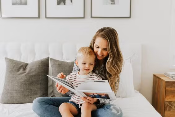 Cha mẹ hãy hình thành thói quen đọc sách cho trẻ càng sớm càng tốt (Ảnh: Pinterest)