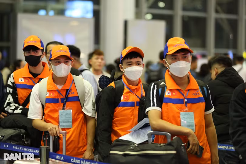 Lao động chờ làm thủ tục xuất cảnh sang Hàn Quốc (Ảnh: Gia Đoàn).